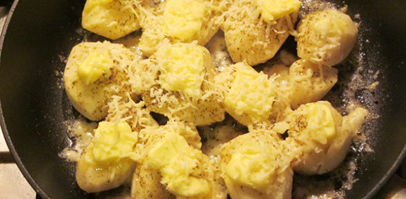 Картошка с сыром на сковороде