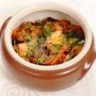свинина с овощами в горшочке