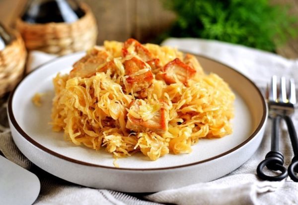 тушеная капуста со свининой